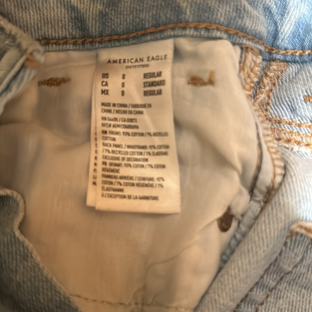 American Eagle Mom Jean, light wash Size 0 - Picture 3 of 3